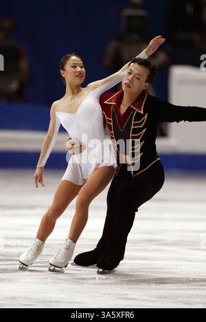 24 mars 2004 ; Dortmund, Allemagne ; Xue SHEN / Hongbo ZHAO, de Chine, remportent la médaille d’argent en paires aux Championnats du monde de patinage artistique 2004. Banque D'Images