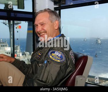 29 juin 2004 ; mer Méditerranée ; USS Harry S. Truman (CVN 75), commandant, capitaine Michael R. Groothousen maintient le cap pendant la reconstitution en cours avec le pétrolier USNS Big Horn (T-AO 198) du Military Sealift Command (MSC). Truman est l'un des sept porte-avions participant à Summer Pulse 2004. Summer Pulse 2004 est le déploiement simultané de sept groupes de frappe de porte-avions (CSG), démontrant la capacité de la Marine à fournir une puissance de combat crédible à travers le monde, dans cinq théâtres avec d’autres forces militaires américaines, alliées et de coalition. Summer Pulse est le premier de la Navy Banque D'Images