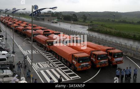 20 juillet 2004 ; PAJU, Corée du Sud ; camions de secours transportant du riz près de la zone démilitarisée. Un convoi de 40 camions sud-coréens a roulé mardi à travers la frontière lourdement fortifiée entre les deux Corées, transportant le premier lot de 400 000 tonnes d'aide au riz pour le Nord communiste. Banque D'Images