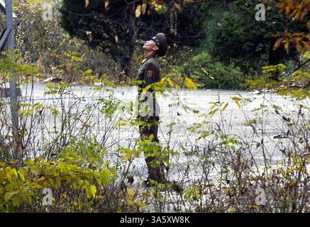 01 nov. 2004 ; Panmunjom, DMZ ; Un soldat nord-coréen regarde son poste du côté nord-coréen du village de trêve de Panmunjom dans la zone démilitarisée qui sépare les deux Corées depuis la guerre de Corée, au nord de Séoul, lundi 1er novembre 2004. Les soldats américains ont cessé de patrouiller la frontière coréenne tendue dans le cadre d'arrangements visant à donner à la Corée du Sud un rôle plus important dans sa défense contre la Corée du Nord communiste. Banque D'Images