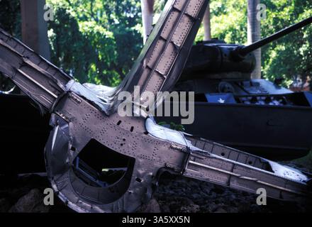03 nov. 2004 ; la Havane, CUBA ; le Musée communiste de la Havane, Cuba expose l'épave d'un avion américain et le char soviétique qui l'a abattu. Crédit obligatoire : photo de Krista Kennell/ZUMA Press. (©) Copyright 2004 par Krista Kennell Banque D'Images
