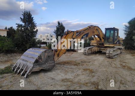 Larnaca, Chypre - 24 mai 2024 : la Caterpillar 325 est une pelle hydraulique moyenne fabriquée par Caterpillar Inc Banque D'Images