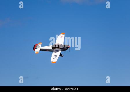 Morlaix, France - 18 septembre 2022 : pilote de la Marine française à bord d'un avion de voltige Robin Aircraft Cap 10C. Banque D'Images