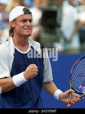 19 novembre 2004 ; Houston, TX, États-Unis ; LLEYTON HEWITT (AUS), célèbre après avoir battu Gaston Gaudio (ARG) 6-2, 6-1, en tournoi à la ronde au Westside Tennis Club qui accueille la Coupe Masters de tennis. La victoire de Hewitt l'avance en demi-finale où il affrontera Andy Roddick (USA). Banque D'Images