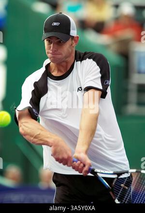 19 novembre 2004 ; Houston, TX, États-Unis ; Andy Roddick (États-Unis), revient à Guillermo Coria (ARG), lors du match à la ronde au Westside Tennis Club qui accueille la Houston Tennis Masters Cup 2004. Roddick a battu Coria 7-6 (4), 6-3 pour conclure le round robin avec un record de 3-0. Banque D'Images