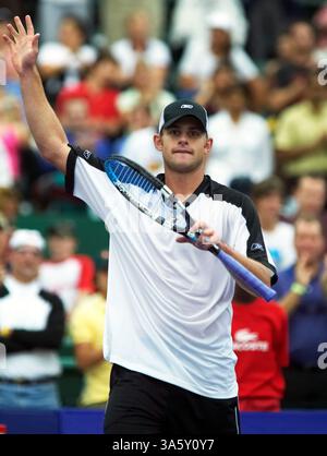 19 novembre 2004 ; Houston, TX, États-Unis ; Andy Roddick (États-Unis), agite à la foule après un match à la ronde contre Guillermo Coria (ARG), au Westside Tennis Club qui accueille la Houston Tennis Masters Cup 2004. Roddick a battu Coria 7-6 (4), 6-3 pour conclure le round robin avec un record de 3-0. Banque D'Images