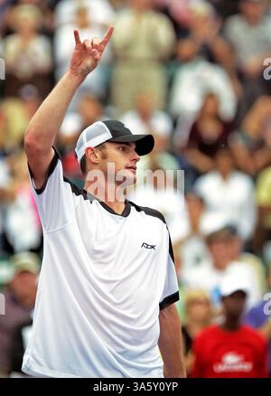 19 novembre 2004 ; Houston, TX, États-Unis ; Andy Roddick (États-Unis), agite à la foule après un match à la ronde contre Guillermo Coria (ARG), au Westside Tennis Club qui accueille la Houston Tennis Masters Cup 2004. Roddick a battu Coria 7-6 (4), 6-3 pour conclure le round robin avec un record de 3-0. Banque D'Images