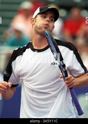 19 novembre 2004 ; Houston, TX, États-Unis ; Andy Roddick (États-Unis), lors du match à la ronde contre Guillermo Coria (ARG), au Westside Tennis Club qui accueille la Houston Tennis Masters Cup 2004. Roddick a battu Coria 7-6 (4), 6-3 pour conclure le round robin avec un record de 3-0. Banque D'Images