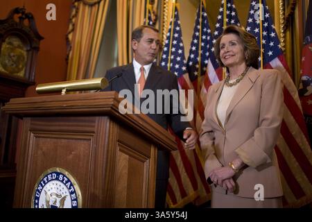 9 février 2007 - le leader de la minorité parlementaire Rep. John Boehner (R-OH), à gauche, et la Présidente de la Chambre Nancy Pelosi s'adressent aux journalistes lors d'une conférence de presse sur le plan de relance économique dans le Capitole, le mardi 29 janvier 2008, à Washington D.C. (Chuck Kennedy/MCT) (image crédit : © Chuck Kennedy/MCT/ZUMAPRESS.com) Banque D'Images