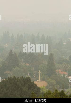 Le 27 juin 2007 - la fumée des feux de forêt cause une mauvaise qualité de l'air à Pleasant Hill, en Californie, le jeudi 26 juin 2008. Downtown Pleasant Hill est en arrière-plan. (Bob Larson/Contra Costa Times/MCT) (crédit image : © Bob Larson/MCT/ZUMAPRESS.com) Banque D'Images