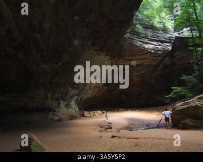 11 septembre 2007 - Ash Cave à Hocking Hills est de 700 pieds de long, 100 pieds de profondeur et 90 pieds de hauteur. C'est la plus grande caverne encastrée n Ohio. Ash Cave tire son nom des premiers colons qui ont trouvé des tas de cendres provenant des feux indiens dans la grotte. (Bob Downing/Akron Beacon Journal/MCT) (crédit image : © Bob Downing/MCT/ZUMAPRESS.com) Banque D'Images