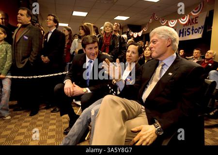 16 janvier 2008 - L'ancien président Bill Clinton (à droite) regarde le débat démocratique avec Eleni Tsakopoulos (au centre) et le lieutenant-gouverneur John Garamendi du 1 Capitol Mall à Old Sacramento, Californie, le mardi 15 janvier 2008. (Jose Luis Villegas/Sacramenot Bee/MCT) (image crédit : © Jose Luis Villegas/MCT/ZUMAPRESS.com) Banque D'Images