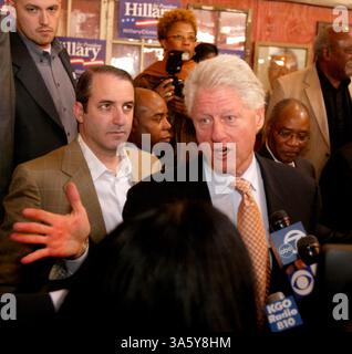 16 janvier 2008 - L'ancien président Bill Clinton répond à une question suite à une apparition de campagne pour son épouse, l'espoir présidentiel démocratique sénateur américain Hillary Clinton, dans un restaurant, à Oakland, Californie, mercredi, 16 janvier 2008. (D. Ross Cameron/Oakland Tribune/MCT) (image de crédit : © D. Ross Cameron/MCT/ZUMAPRESS.com) Banque D'Images