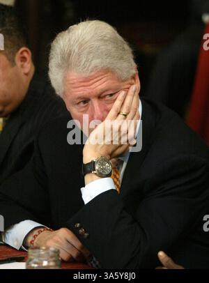 16 janvier 2008 - L'ancien président Bill Clinton écoute les questions de l'auditoire lors d'une apparition de campagne pour son épouse, l'espoir présidentiel démocratique sénateur américain Hillary Clinton, dans un restaurant, à Oakland, Californie, mercredi, 16 janvier 2008. (D. Ross Cameron/Oakland Tribune/MCT) (image de crédit : © D. Ross Cameron/MCT/ZUMAPRESS.com) Banque D'Images