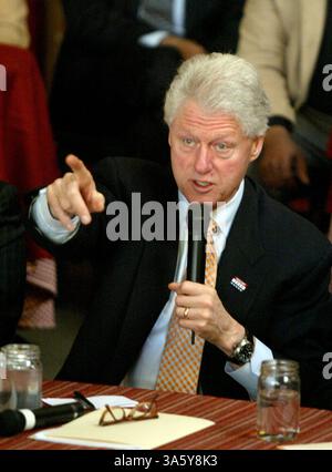 16 janvier 2008 - L'ancien président Bill Clinton répond aux questions de l'auditoire lors d'une apparition de campagne pour son épouse, l'espoir présidentiel démocratique sénateur américain Hillary Clinton, dans un restaurant, à Oakland, Californie, mercredi, 16 janvier 2008. (D. Ross Cameron/Oakland Tribune/MCT) (image de crédit : © D. Ross Cameron/MCT/ZUMAPRESS.com) Banque D'Images