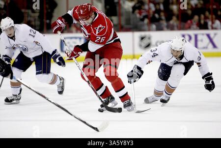 18 janvier 2008 - les ouragans de Caroline Erik Cole (26) jouent le palet contre les Oilers d'Edmonton Robert Nilsson (12) et Fernando Pisani (34) lors d'une première période au RBC Center à Raleigh, Caroline du Nord, le vendredi 18 janvier 2008. (Chris Seward/Raleigh News & observer/MCT) (image crédit : © Chris Seward/MCT/ZUMAPRESS.com) Banque D'Images