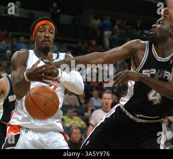 21 janvier 2008 - Gerald Wallace, à droite, des Bobcats de Charlotte, tente de reprendre le contrôle du ballon après que les Spurs de San Antonio Michael Finley (4) ont bloqué son tir sur un drive vers le panier au cours de la première mi-temps. Les Spurs battent les Bobcats, 95-86, au Charlotte Bobcats Arena de Charlotte, Caroline du Nord, le lundi 21 janvier 2008. (Jeff Siner/Charlotte observer/MCT) (image de crédit : © Jeff Siner/MCT/ZUMAPRESS.com) Banque D'Images
