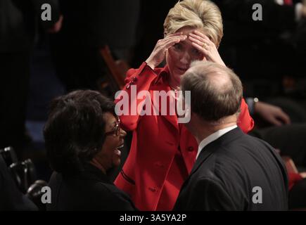 28 janvier 2008 - sénatrice Hillary Clinton (d-NY) s’entretient avec d’autres membres du Congrès avant que le président George W. Bush ne prononce son discours annuel sur l’état de l’Union lors d’une session conjointe du Congrès dans la chambre des représentants des États-Unis, le lundi 28 janvier 2008, à Washington, DC. (Chuck Kennedy/MCT) (Credit image : © Chuck Kennedy/MCT/ZUMAPRESS.com) Banque D'Images
