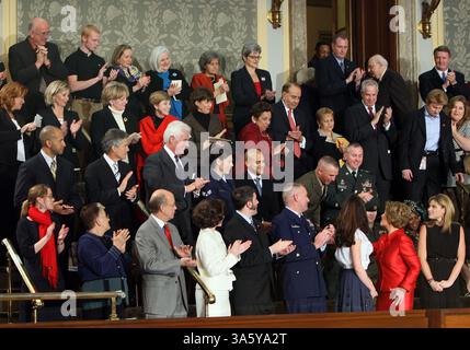 28 janvier 2008 - la première dame Laura Bush, en bas à droite en rouge, salue les gens assis dans sa boîte alors que le président George W. Bush prononce son discours annuel sur l'état de l'Union à une session conjointe du Congrès dans la chambre des représentants des États-Unis le lundi 28 janvier 2008, à Washington, DC. (George Bridges/MCT) (image crédit : © George Bridges/MCT/ZUMAPRESS.com) Banque D'Images
