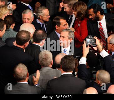 28 janvier 2008 - le président George W. Bush serre la main à son arrivée pour prononcer son discours annuel sur l'état de l'Union à une session conjointe du Congrès dans la chambre des représentants des États-Unis le lundi 28 janvier 2008, à Washington, DC. (George Bridges/MCT) (crédit image : © George Bridges/MCT/ZUMAPRESS.com) Banque D'Images
