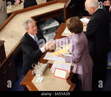 28 janvier 2008 - le président George W. Bush serre la main de la présidente de la Chambre Nancy Pelosi (d-CA) avant de prononcer son discours annuel sur l'état de l'Union à une session conjointe du Congrès dans la chambre des représentants des États-Unis le lundi 28 janvier 2008, à Washington, DC. (George Bridges/MCT) (image crédit : © George Bridges/MCT/ZUMAPRESS.com) Banque D'Images