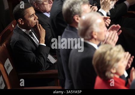 28 janvier 2008 - le sénateur américain Barack Obama (d-il) écoute le président George W. Bush prononcer son discours annuel sur l'état de l'Union lors d'une session conjointe du Congrès dans la chambre des représentants des États-Unis le lundi 28 janvier 2008, à Washington, DC. (Chuck Kennedy/MCT) (image crédit : © Chuck Kennedy/MCT/ZUMAPRESS.com) Banque D'Images