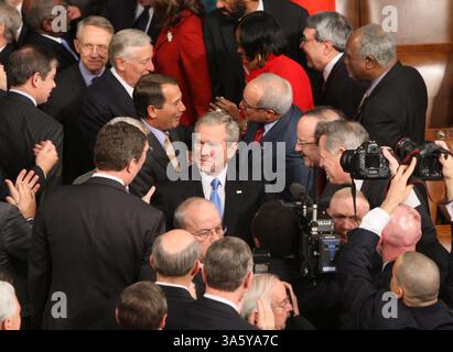28 janvier 2008 - le président George W. Bush serre la main à son arrivée pour prononcer son discours annuel sur l'état de l'Union à une session conjointe du Congrès dans la chambre des représentants des États-Unis le lundi 28 janvier 2008, à Washington, DC. (George Bridges/MCT) (crédit image : © George Bridges/MCT/ZUMAPRESS.com) Banque D'Images