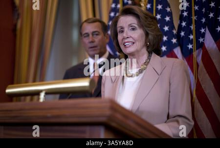 29 janvier 2008 - le leader de la minorité parlementaire Rep. John Boehner (R-OH), à gauche, et la Présidente de la Chambre Nancy Pelosi s'adressent aux journalistes lors d'une conférence de presse sur le plan de relance économique dans le Capitole, le mardi 29 janvier 2008, à Washington D.C. (Chuck Kennedy/MCT) (crédit image : © Chuck Kennedy/MCT/ZUMAPRESS.com) Banque D'Images