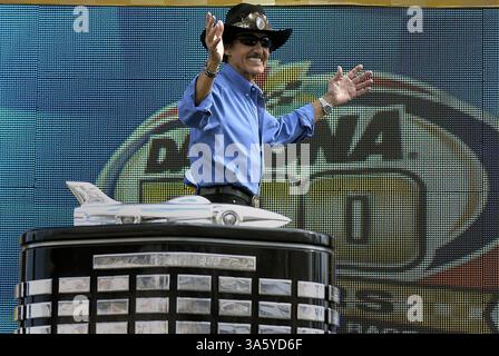 17 février 2008 - Richard Petty, légende de la NASCAR, agite et sourit alors que les fans l'encouragent lors des présentations des anciens gagnants du Daytona 500 au Daytona International Speedway de Daytona Beach, Floride, le dimanche 17 février 2008. (Jeff Siner/Charlotte observer/MCT) (image de crédit : © Jeff Siner/MCT/ZUMAPRESS.com) Banque D'Images