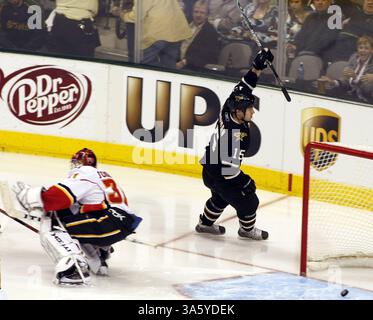 20 février 2008 - Niklas Hagman (15 ans) des Stars de Dallas surpasse Curtis Joseph, gardien des Flames de Calgary, après avoir marqué en deuxième période au American Airlines Center à Dallas, Texas, le mercredi 20 février 2008. (Sharon M. Steinman/Fort Worth Star-Telegram/MCT) (image de crédit : © Sharon M. Steinman/MCT/ZUMAPRESS.com) Banque D'Images