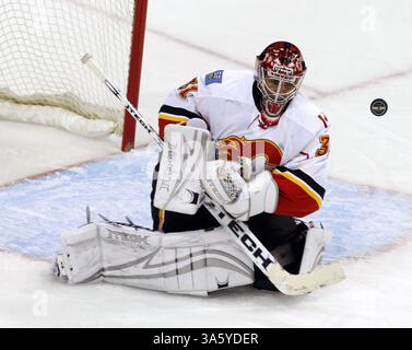 20 février 2008 - Curtis Joseph, gardien des Flames de Calgary, réalise une sauvegarde en première période contre les Stars de Dallas au American Airlines Center à Dallas, Texas, le mercredi 20 février 2008. (Sharon M. Steinman/Fort Worth Star-Telegram/MCT) (image de crédit : © Sharon M. Steinman/MCT/ZUMAPRESS.com) Banque D'Images