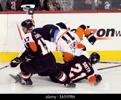 8 mars 2008 - Andy Hilbert (11 ans) des Islanders de New York s'abat durement après une collision avec Jason Smith (21 ans) des Flyers de Philadelphie, tandis que Jeff carter (17 ans) des Flyers poursuit la rondelle sur la glace pendant l'action du match. Les Flyers ont battu les Islanders, 4-1, au Wachovia Center à Philadelphie, Pennsylvanie, le samedi 8 mars 2008. (Jerry Lodriguss/Philadelphia Inquirer/MCT) (image de crédit : © Jerry Lodriguss/MCT/ZUMAPRESS.com) Banque D'Images
