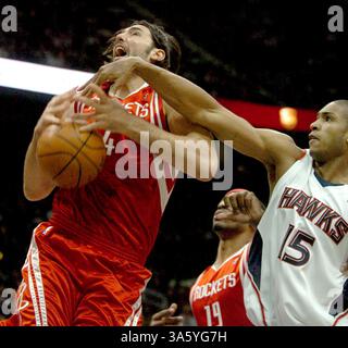 12 mars 2008 - Louis Scola (à gauche) des Houston Rockets est bloqué par Al Horford des Atlanta Hawks lors de la première mi-temps de l'action le mercredi 12 mars 2008, au Philips Arena d'Atlanta, en Géorgie. (Renee' Hannans Henry/Atlanta Journal-Constitution/MCT) (crédit image : © Renee' Hannans Henry/MCT/ZUMAPRESS.com) Banque D'Images