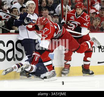 28 mars 2008 - les ouragans de Caroline Eric Staal (12 ans) et Tim Gleason (42 ans) affrontent Brad Larsen (29 ans) des Thrashers d'Atlanta pour la rondelle lors de la première période au RBC Center à Raleigh, Caroline du Nord, le vendredi 28 mars 2008. (Chris Seward/Raleigh News & observer/MCT) (image crédit : © Chris Seward/MCT/ZUMAPRESS.com) Banque D'Images