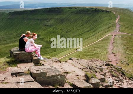JEUNE COUPLE, FAN DE PEN Y, HABITANTS, TOURISTES, MARCHEURS, ARCHIVE, 2002 : les gens locaux se mêlent aux touristes au sommet de la montagne Pen y Fan dans les Brecon Beacons, pays de Galles, Royaume-Uni le 2002 septembre. Photo : Rob Watkins. INFO : Pen y Fan, le plus haut sommet du sud du pays de Galles (et donc du sud du Royaume-Uni), se situe à 886 mètres dans le parc national de Brecon Beacons. Destination de randonnée populaire, elle offre des vues à couper le souffle, des sentiers pittoresques et une expérience enrichissante au sommet, attirant les marcheurs, les amoureux de la nature et les photographes toute l'année. Banque D'Images