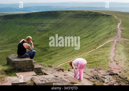 JEUNE COUPLE, FAN DE PEN Y, HABITANTS, TOURISTES, MARCHEURS, ARCHIVE, 2002 : les gens locaux se mêlent aux touristes au sommet de la montagne Pen y Fan dans les Brecon Beacons, pays de Galles, Royaume-Uni le 2002 septembre. Photo : Rob Watkins. INFO : Pen y Fan, le plus haut sommet du sud du pays de Galles (et donc du sud du Royaume-Uni), se situe à 886 mètres dans le parc national de Brecon Beacons. Destination de randonnée populaire, elle offre des vues à couper le souffle, des sentiers pittoresques et une expérience enrichissante au sommet, attirant les marcheurs, les amoureux de la nature et les photographes toute l'année. Banque D'Images