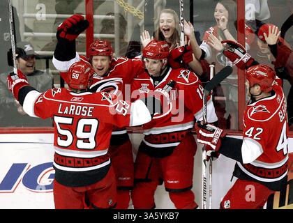 4 avril 2008 - Trevor Letowski (19 ans) de Carolina Hurricanes célèbre avec ses coéquipiers Chad Larose (59 ans), Ryan Bayda (18 ans) et Tim Gleason (42 ans) après avoir marqué en première période contre les Panthers de la Floride au RBC Center à Raleigh, Caroline du Nord, le vendredi 4 avril 2008. (Chris Seward/Raleigh News & observer/MCT) (image crédit : © Chris Seward/MCT/ZUMAPRESS.com) Banque D'Images