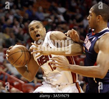 16 avril 2008 - Miami Heat Alexander Johnson, à gauche, passe devant le défenseur des Atlanta Hawks Al Horford à l'American Airlines Arena de Miami, Floride, le mercredi 16 avril 2008. (Carl juste/Miami Herald/MCT) (image crédit : © Carl juste/MCT/ZUMAPRESS.com) Banque D'Images