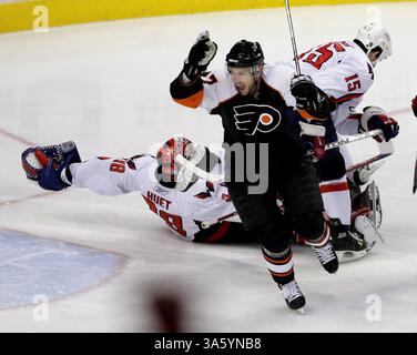 17 avril 2008 - Jeff carter, Flyers de Philadelphie, célèbre son premier but contre Cristobal Huet, gardien des Capitals de Washington, dans le match 4 de la première ronde des séries éliminatoires de la LNH à Philadelphie, en Pennsylvanie, le jeudi 17 avril 2008. (Jerry Lodriguss/Philadelphia Inquirer/MCT) (image de crédit : © Jerry Lodriguss/MCT/ZUMAPRESS.com) Banque D'Images