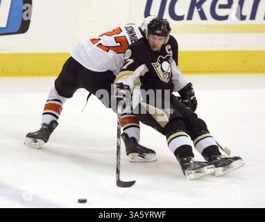 Le 11 mai 2008 - Steve Downie et Sidney Crosby, les Penguins de Pittsburgh, s'affrontent pour la rondelle lors de la première période du deuxième match de la finale de la Conférence de l'est de la LNH au Mellon Arena de Pittsburgh, en Pennsylvanie, le dimanche 11 mai 2008. (Barbara L. Johnston/Philadelphia Inquirer/MCT) (image crédit : © Barbara L. Johnston/MCT/ZUMAPRESS.com) Banque D'Images