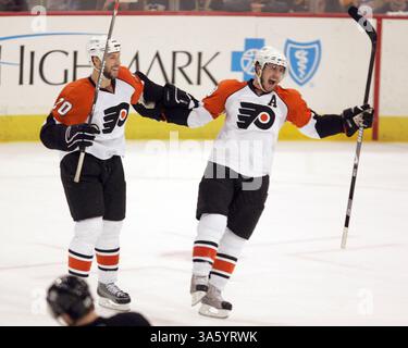 11 mai 2008 - Mike Richards (à droite), Flyers de Philadelphie, célèbre son deuxième but de période avec R.J. Umberger contre les Penguins de Pittsburgh dans le deuxième match de la finale de la Conférence de l'est de la LNH à l'aréna Mellon à Pittsburgh, en Pennsylvanie, le dimanche 11 mai 2008. (Barbara L. Johnston/Philadelphia Inquirer/MCT) (image crédit : © Barbara L. Johnston/MCT/ZUMAPRESS.com) Banque D'Images