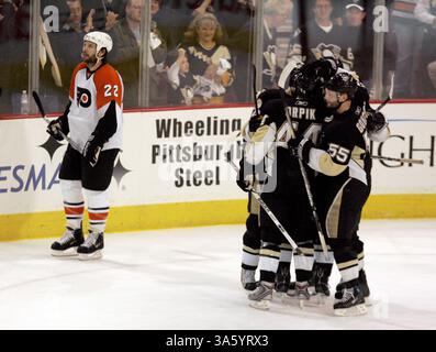 Le 11 mai 2008 - Mike Knuble des Flyers de Philadelphie dépassera les Penguins de Pittsburgh alors qu'ils célèbrent le but net vide de Jordan Staal lors de la troisième période du match 2 de la finale de la Conférence de l'est de la LNH au Mellon Arena à Pittsburgh, Pennsylvanie, le dimanche 11 mai 2008. Les Penguins ont gagné 4-2. (Barbara L. Johnston/Philadelphia Inquirer/MCT) (image crédit : © Barbara L. Johnston/MCT/ZUMAPRESS.com) Banque D'Images