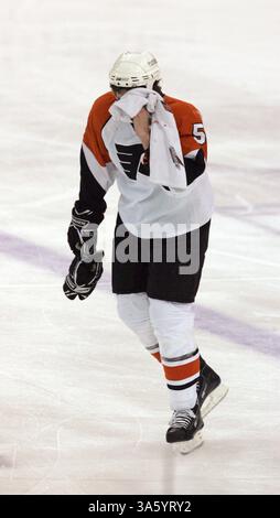 11 mai 2008 - Braydon Coburn, Flyers de Philadelphie, patine hors de la glace après avoir subi une coupure au visage lors de la première période du match 2 de la finale de la Conférence de l’est de la LNH au Mellon Arena à Pittsburgh, en Pennsylvanie, le dimanche 11 mai 2008. (Barbara L. Johnston/Philadelphia Inquirer/MCT) (image crédit : © Barbara L. Johnston/MCT/ZUMAPRESS.com) Banque D'Images