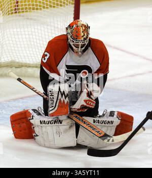 Le 11 mai 2008 - le gardien des Flyers de Philadelphie Martin Biron réalise un arrêt contre les Penguins de Pittsburgh lors de la deuxième période du match 2 de la finale de la Conférence de l'est de la LNH au Mellon Arena à Pittsburgh, en Pennsylvanie, le dimanche 11 mai 2008. Les Penguins ont gagné 4-2. (Barbara L. Johnston/Philadelphia Inquirer/MCT) (image crédit : © Barbara L. Johnston/MCT/ZUMAPRESS.com) Banque D'Images