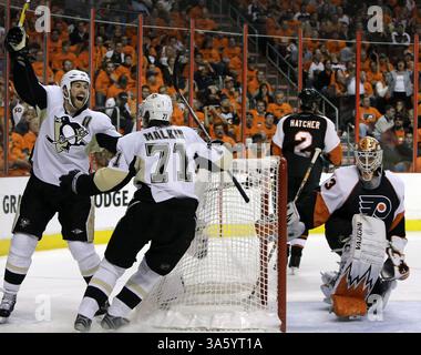 Le 13 mai 2008 - Ryan Malone (à gauche) des Penguins de Pittsburgh célèbre son but avec son coéquipier Evgeni Malkin alors que Martin Biron, gardien des Flyers de Philadelphie, ne peut que le regarder, lors du match 3 des demi-finales de la Conférence de l'est de la LNH. Les Penguins ont battu les Flyers, 4-1, au Wachovia Center à Philadelphie, Pennsylvanie, le mardi 13 mai 2008. (Ron Cortes/Philadelphia Inquirer/MCT) (crédit image : © Ron Cortes/MCT/ZUMAPRESS.com) Banque D'Images