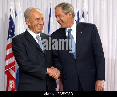SHIMON PERES (2 août 1923 - 28 septembre 2016) est un homme d'État israélien d'origine polonaise. Né Szymon Perski, il a été le neuvième président d'Israël de 2007 à 2014, a servi deux fois comme premier ministre d'Israël et deux fois comme premier ministre par intérim, et il a été membre de 12 cabinets au cours d'une carrière politique de plus de 66 ans. Peres a remporté le prix Nobel de la paix en 1994 avec Yitzhak Rabin et Yasser Arafat pour les pourparlers de paix auxquels il a participé en tant que ministre israélien des Affaires étrangères, produisant les accords d'Oslo. PHOTO : 14 mai 2008 - Jérusalem, Israël - le président israélien SHIMON PERES salue U.S. Pre Banque D'Images