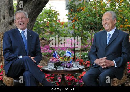 SHIMON PERES (2 août 1923 - 28 septembre 2016) est un homme d'État israélien d'origine polonaise. Né Szymon Perski, il a été le neuvième président d'Israël de 2007 à 2014, a servi deux fois comme premier ministre d'Israël et deux fois comme premier ministre par intérim, et il a été membre de 12 cabinets au cours d'une carrière politique de plus de 66 ans. Peres a remporté le prix Nobel de la paix en 1994 avec Yitzhak Rabin et Yasser Arafat pour les pourparlers de paix auxquels il a participé en tant que ministre israélien des Affaires étrangères, produisant les accords d'Oslo. PHOTO : 14 mai 2008 - le président américain GEORGE W. BUSH rencontre le président SHIMON PERES à Banque D'Images