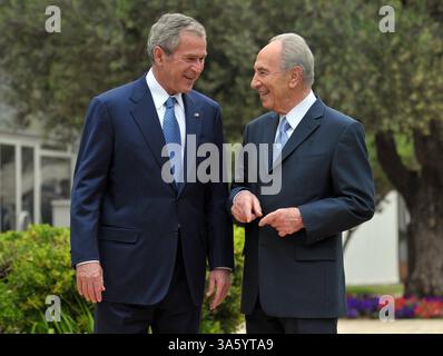 SHIMON PERES (2 août 1923 - 28 septembre 2016) est un homme d'État israélien d'origine polonaise. Né Szymon Perski, il a été le neuvième président d'Israël de 2007 à 2014, a servi deux fois comme premier ministre d'Israël et deux fois comme premier ministre par intérim, et il a été membre de 12 cabinets au cours d'une carrière politique de plus de 66 ans. Peres a remporté le prix Nobel de la paix en 1994 avec Yitzhak Rabin et Yasser Arafat pour les pourparlers de paix auxquels il a participé en tant que ministre israélien des Affaires étrangères, produisant les accords d'Oslo. PHOTO : 14 mai 2008 - le président américain GEORGE W. BUSH rencontre le président SHIMON PERES à Banque D'Images