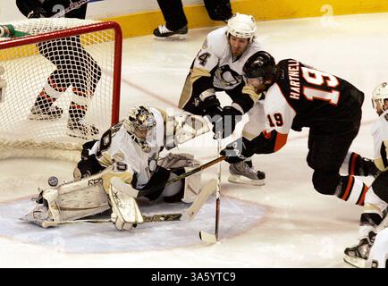 15 mai 2008 - Marc-André Fleury, gardien des Penguins de Pittsburgh, fait une économie sur un tir des Flyers de Philadelphie Scott Hartnell alors que les Penguins Brooks Orpik défendent pendant la première période, le jeudi 15 mai 2008. Les Flyers affrontent les Penguins dans le quatrième match de la finale de la Conférence de l'est de la LNH au Wachovia Center à Philadelphie, en Pennsylvanie. (Barbara L. Johnston/Philadelphia Inquirer/MCT) (image crédit : © Barbara L. Johnston/MCT/ZUMAPRESS.com) Banque D'Images