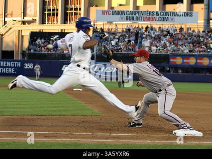 11 juin 2008 - Jose Reyes des mets de New York bat le lancer à Chad Tracy, premier joueur de base des Diamondbacks de l'Arizona, après avoir déposé avec succès un bunt dans la quatrième manche au Shea Stadium de Flushing, New York, mercredi 11 juin 2008. (Kathy Kmonicek/Newsday/MCT) (image de crédit : © Newsday/MCT/ZUMAPRESS.com) Banque D'Images